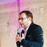 Marco Herr Trainer Rhetorik beim Vortrag.