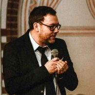 Marco Herr, Trainer für Reden und Vorträge, bei einer Erklärung.